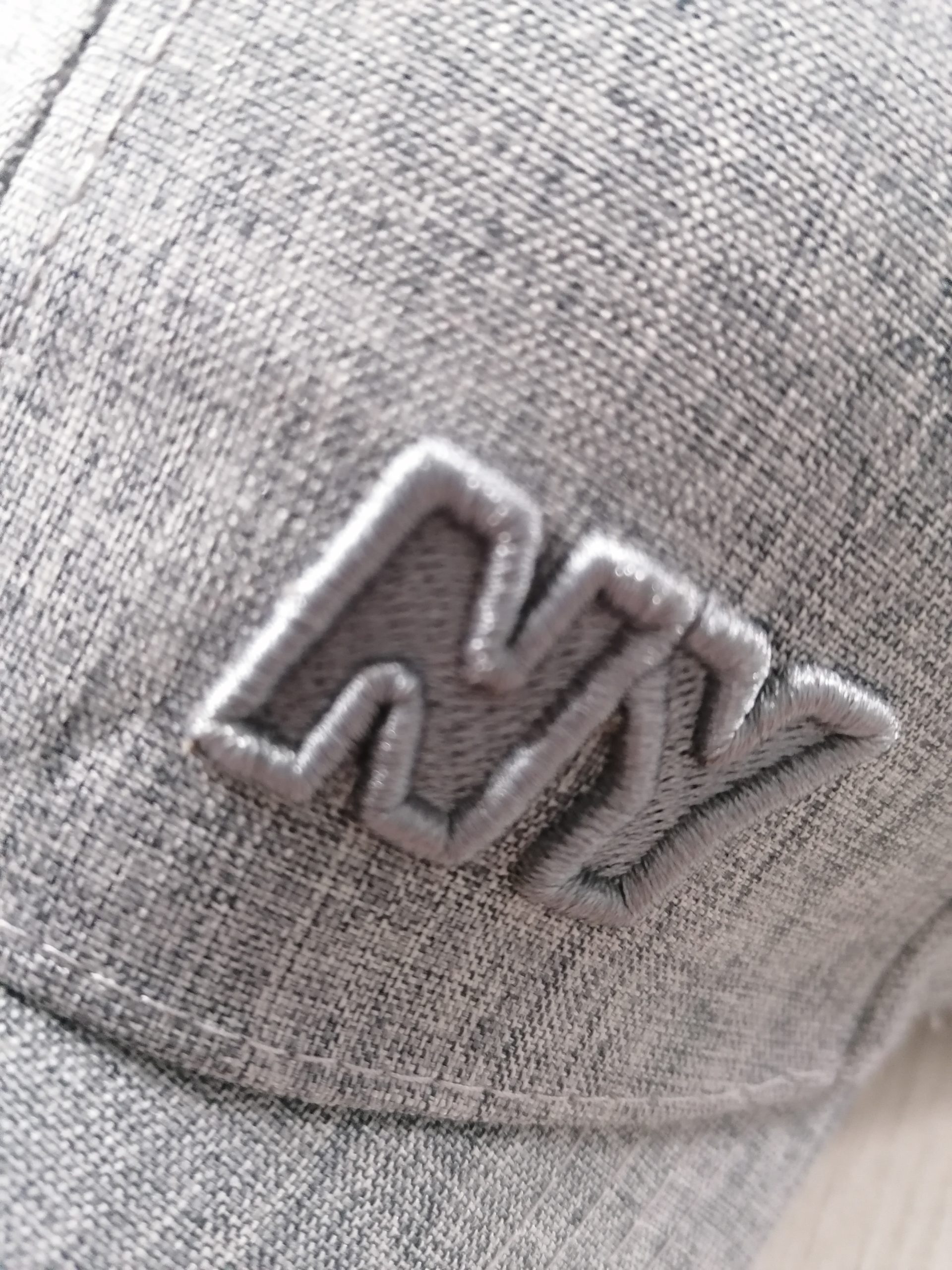 Elegancka Czapka z Daszkiem “NY” - obrazek 2